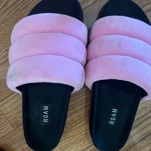 Roam puffy sandals